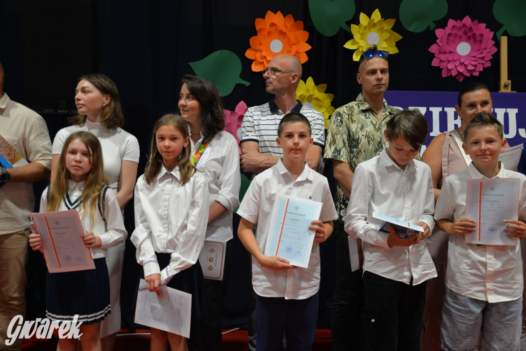 Tarnowskie Góry. Rozdanie świadectw w Trójce