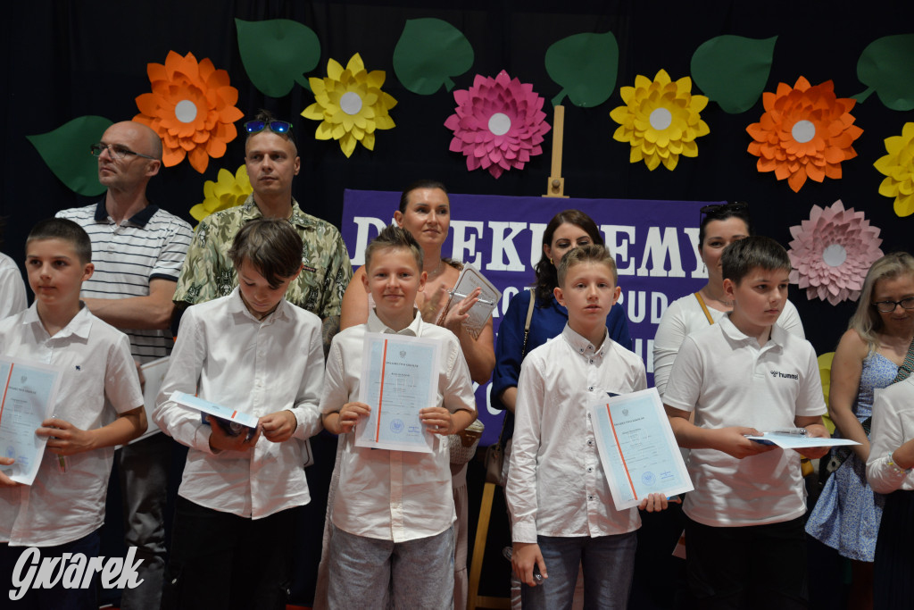 Tarnowskie Góry. Rozdanie świadectw w Trójce