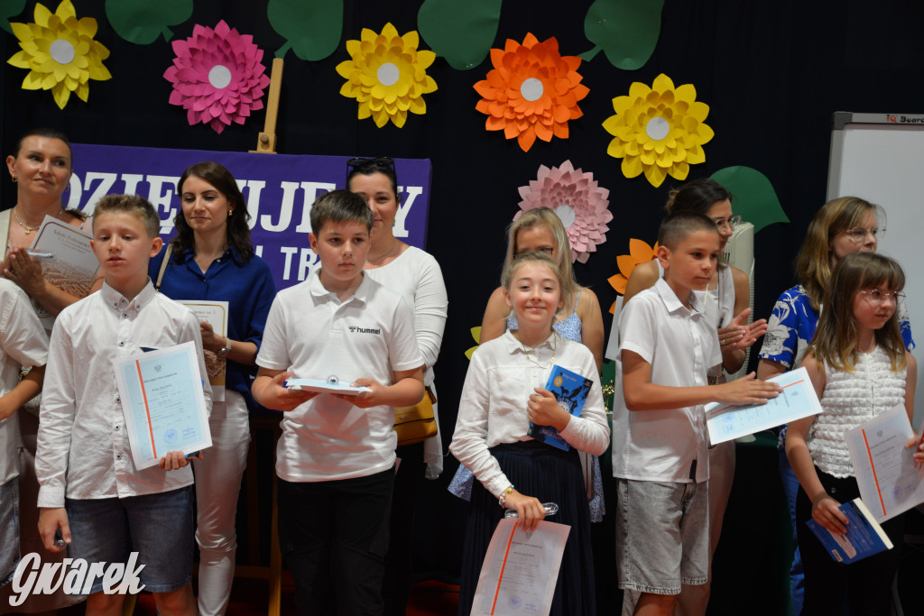 Tarnowskie Góry. Rozdanie świadectw w Trójce