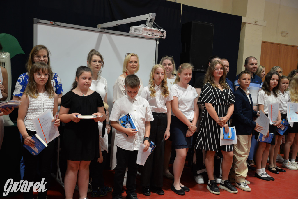 Tarnowskie Góry. Rozdanie świadectw w Trójce