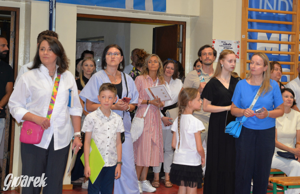 Tarnowskie Góry. Rozdanie świadectw w Trójce