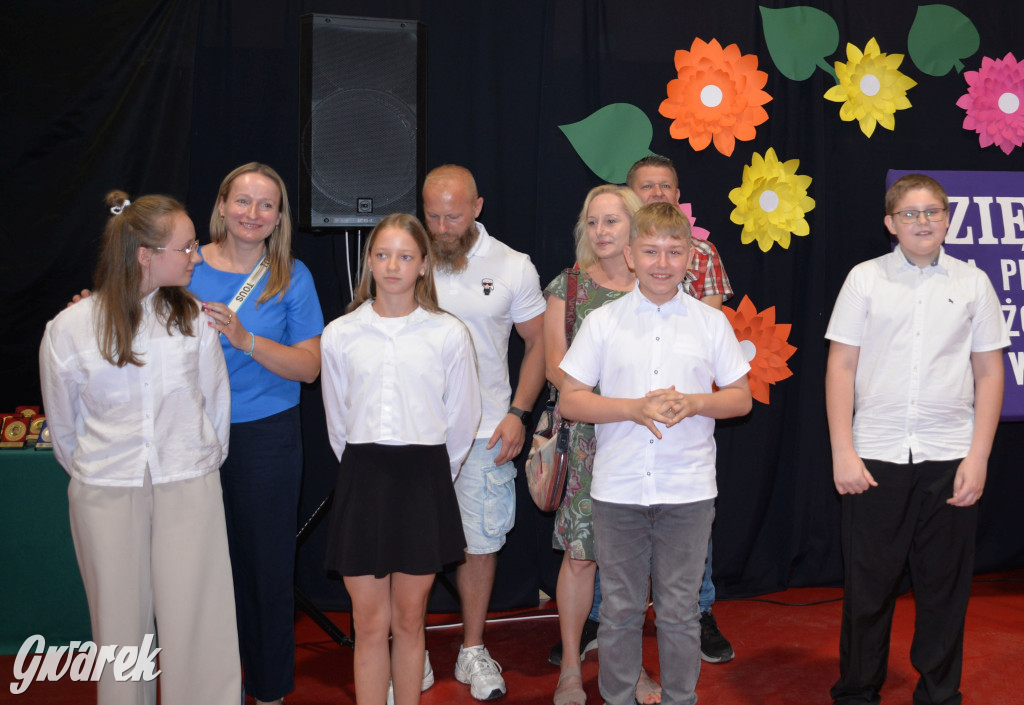 Tarnowskie Góry. Rozdanie świadectw w Trójce