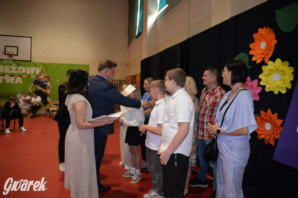 Tarnowskie Góry. Rozdanie świadectw w Trójce