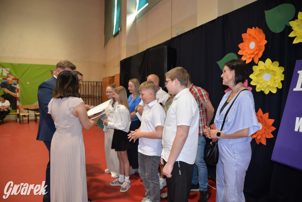 Tarnowskie Góry. Rozdanie świadectw w Trójce