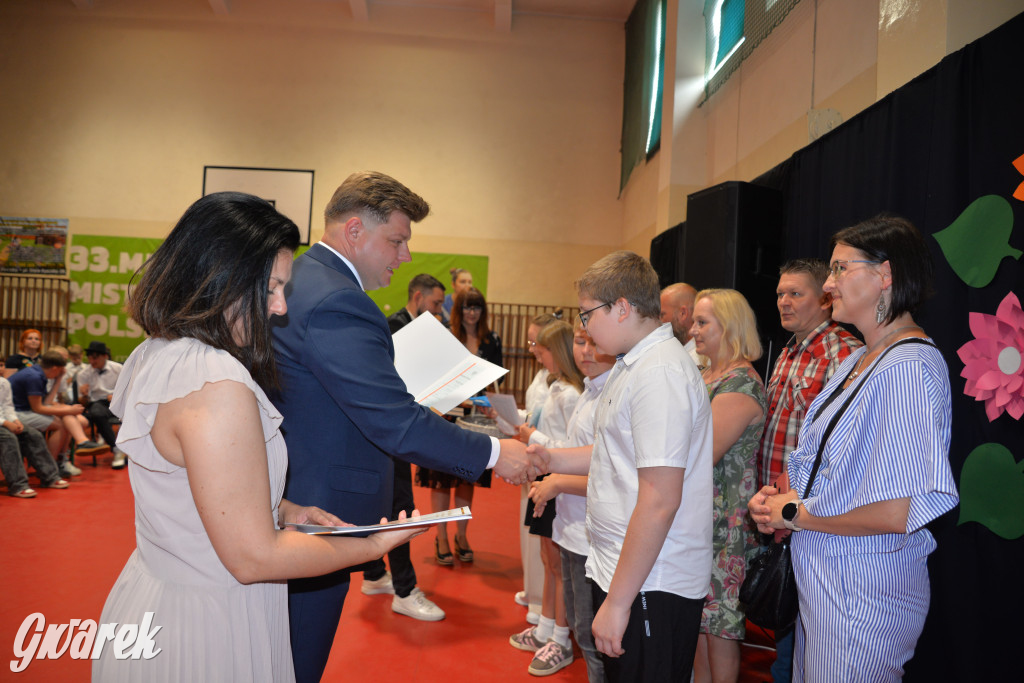Tarnowskie Góry. Rozdanie świadectw w Trójce