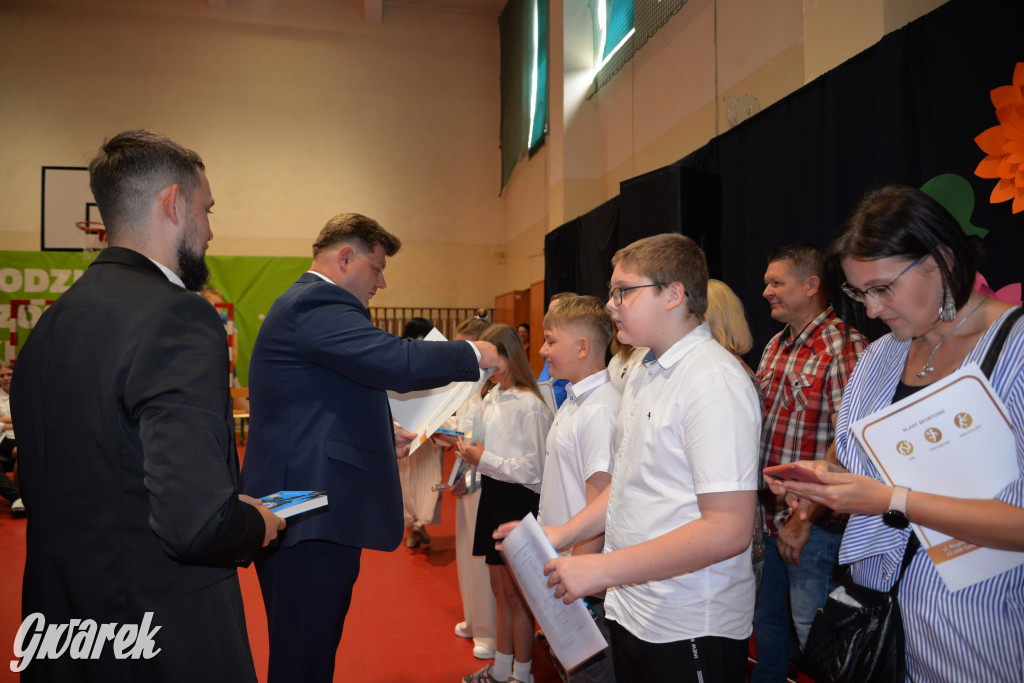 Tarnowskie Góry. Rozdanie świadectw w Trójce