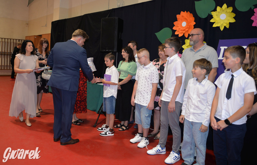 Tarnowskie Góry. Rozdanie świadectw w Trójce