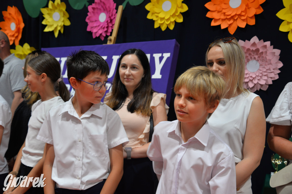 Tarnowskie Góry. Rozdanie świadectw w Trójce