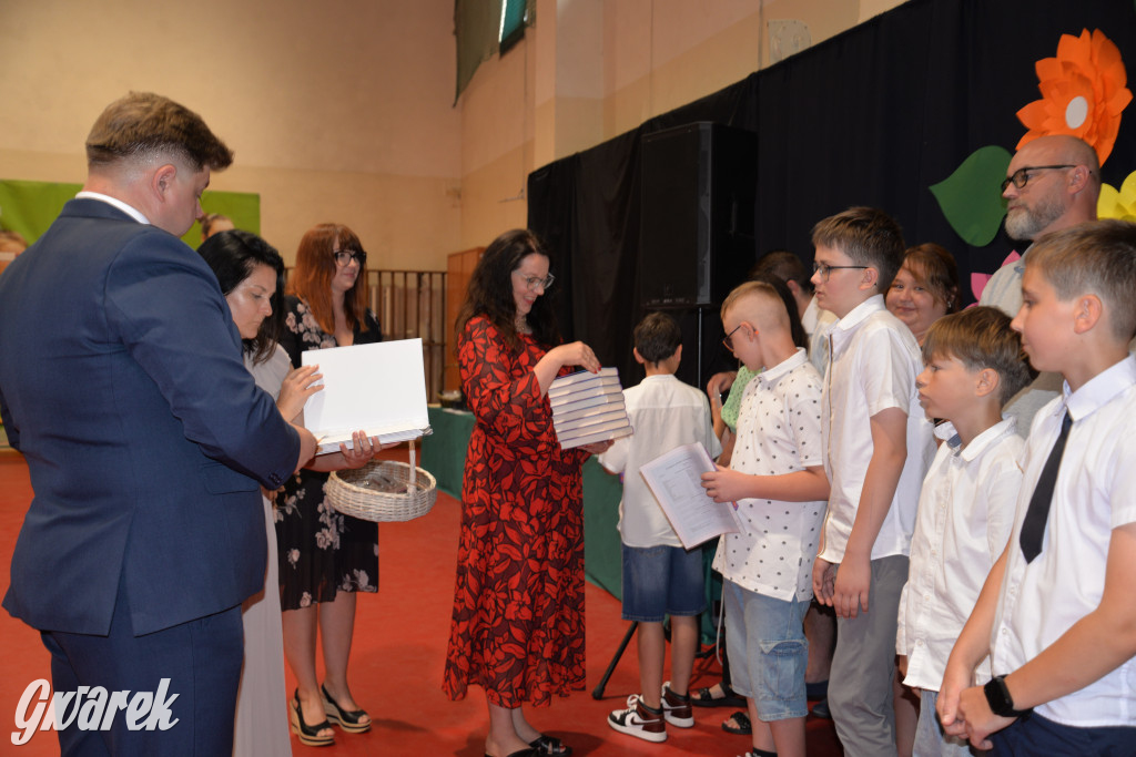 Tarnowskie Góry. Rozdanie świadectw w Trójce