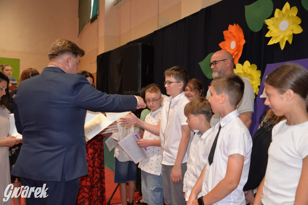 Tarnowskie Góry. Rozdanie świadectw w Trójce