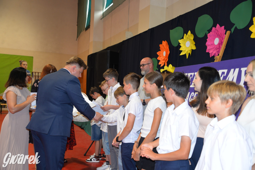 Tarnowskie Góry. Rozdanie świadectw w Trójce