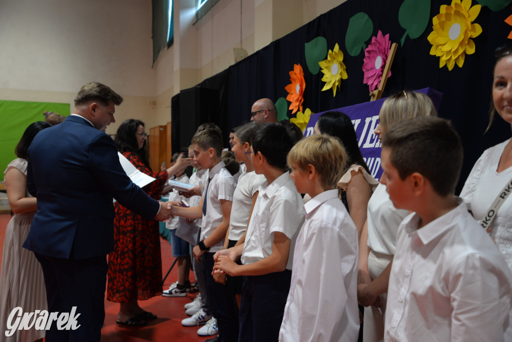 Tarnowskie Góry. Rozdanie świadectw w Trójce