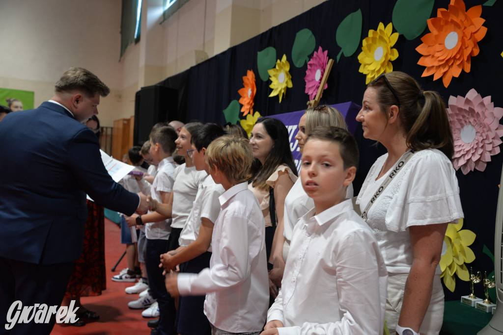 Tarnowskie Góry. Rozdanie świadectw w Trójce