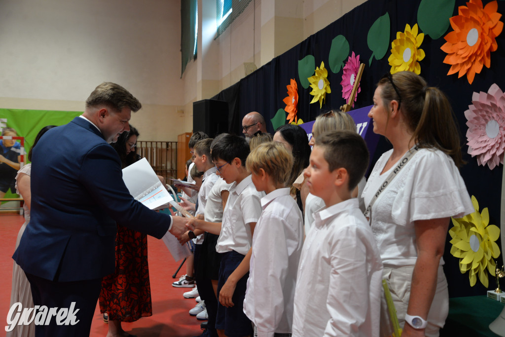 Tarnowskie Góry. Rozdanie świadectw w Trójce