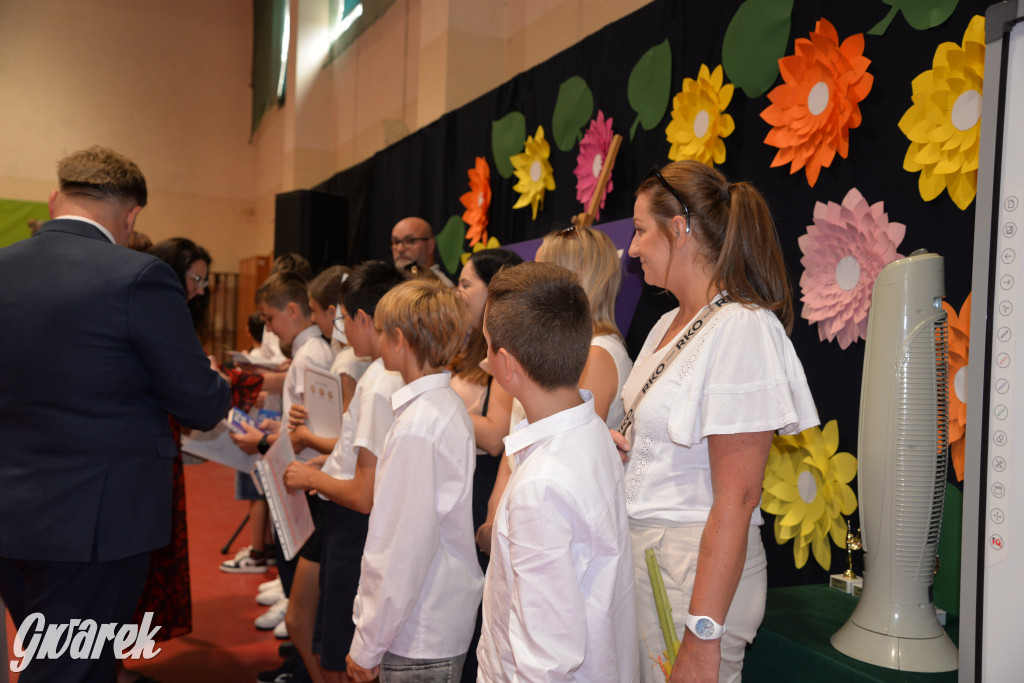 Tarnowskie Góry. Rozdanie świadectw w Trójce