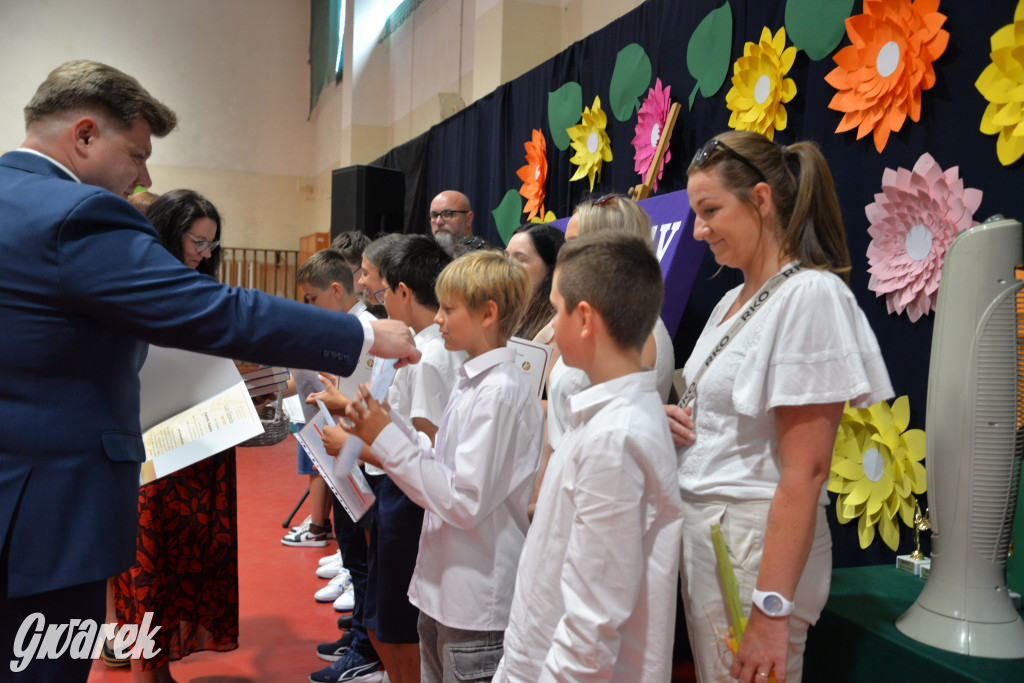 Tarnowskie Góry. Rozdanie świadectw w Trójce