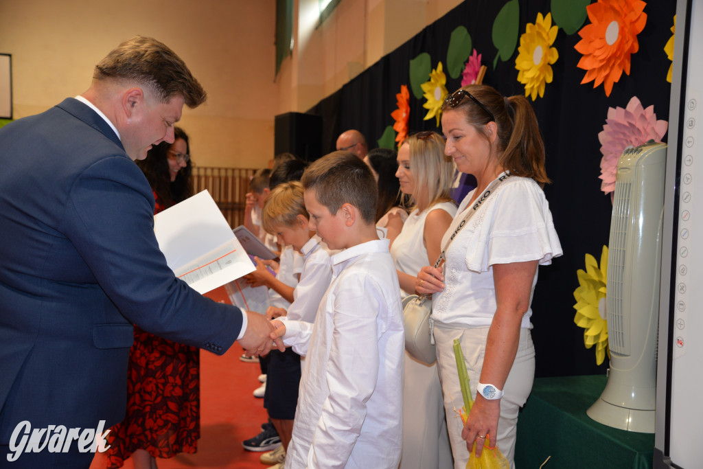 Tarnowskie Góry. Rozdanie świadectw w Trójce