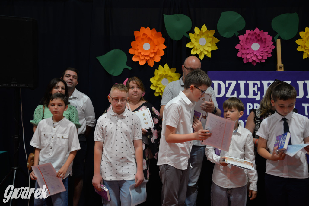 Tarnowskie Góry. Rozdanie świadectw w Trójce