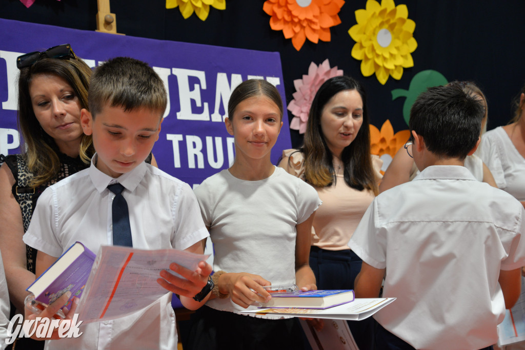 Tarnowskie Góry. Rozdanie świadectw w Trójce