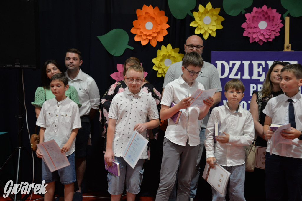 Tarnowskie Góry. Rozdanie świadectw w Trójce