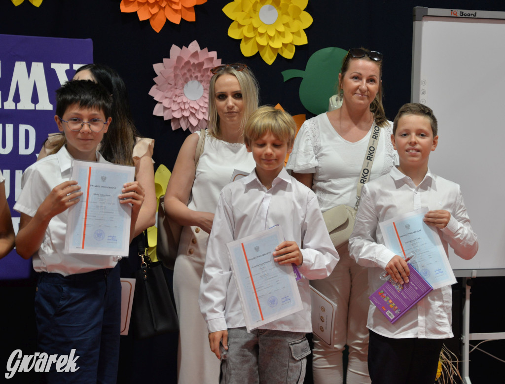 Tarnowskie Góry. Rozdanie świadectw w Trójce