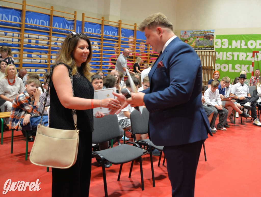 Tarnowskie Góry. Rozdanie świadectw w Trójce