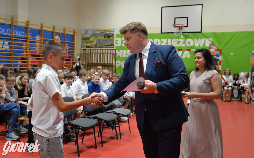 Tarnowskie Góry. Rozdanie świadectw w Trójce