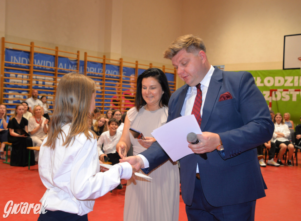 Tarnowskie Góry. Rozdanie świadectw w Trójce