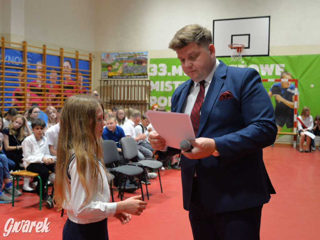 Tarnowskie Góry. Rozdanie świadectw w Trójce