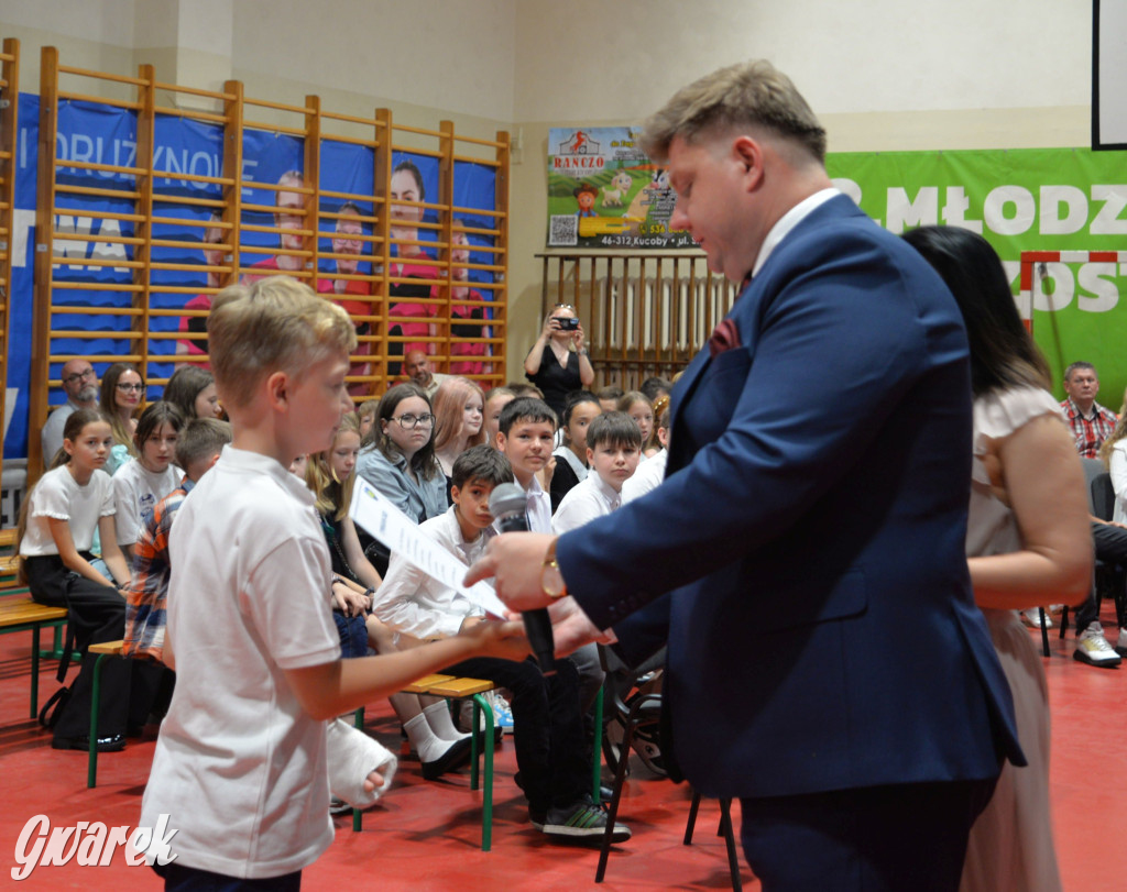 Tarnowskie Góry. Rozdanie świadectw w Trójce