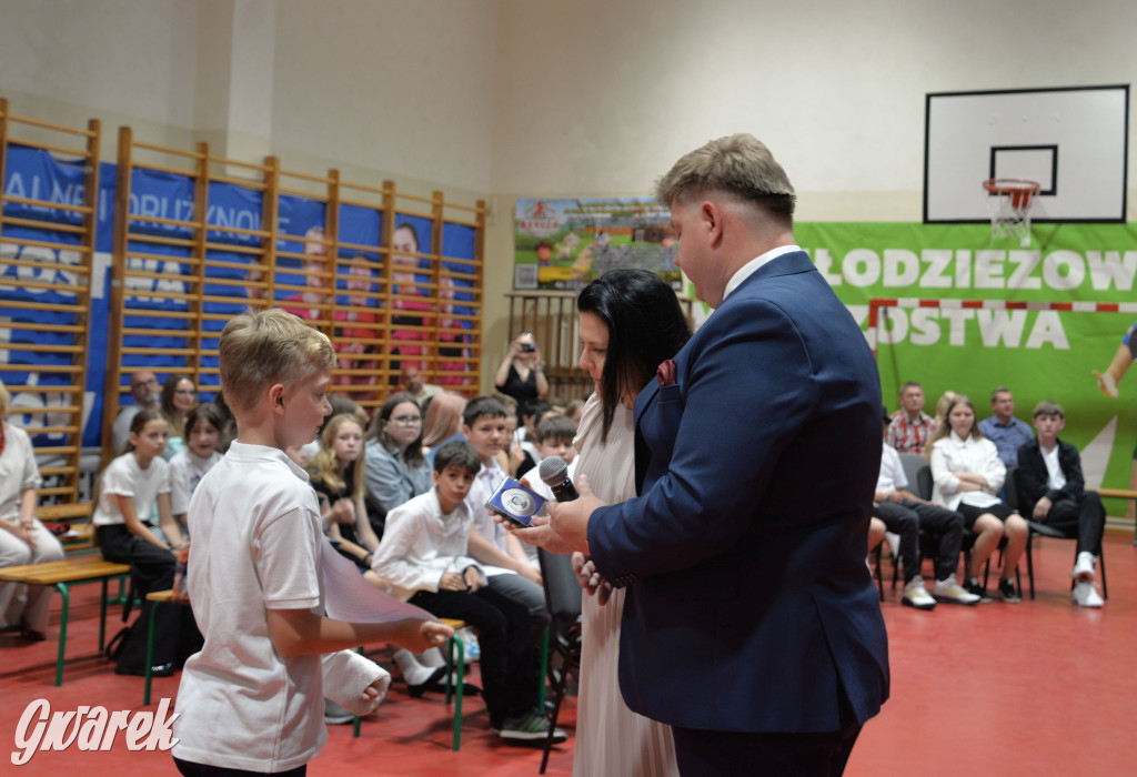 Tarnowskie Góry. Rozdanie świadectw w Trójce