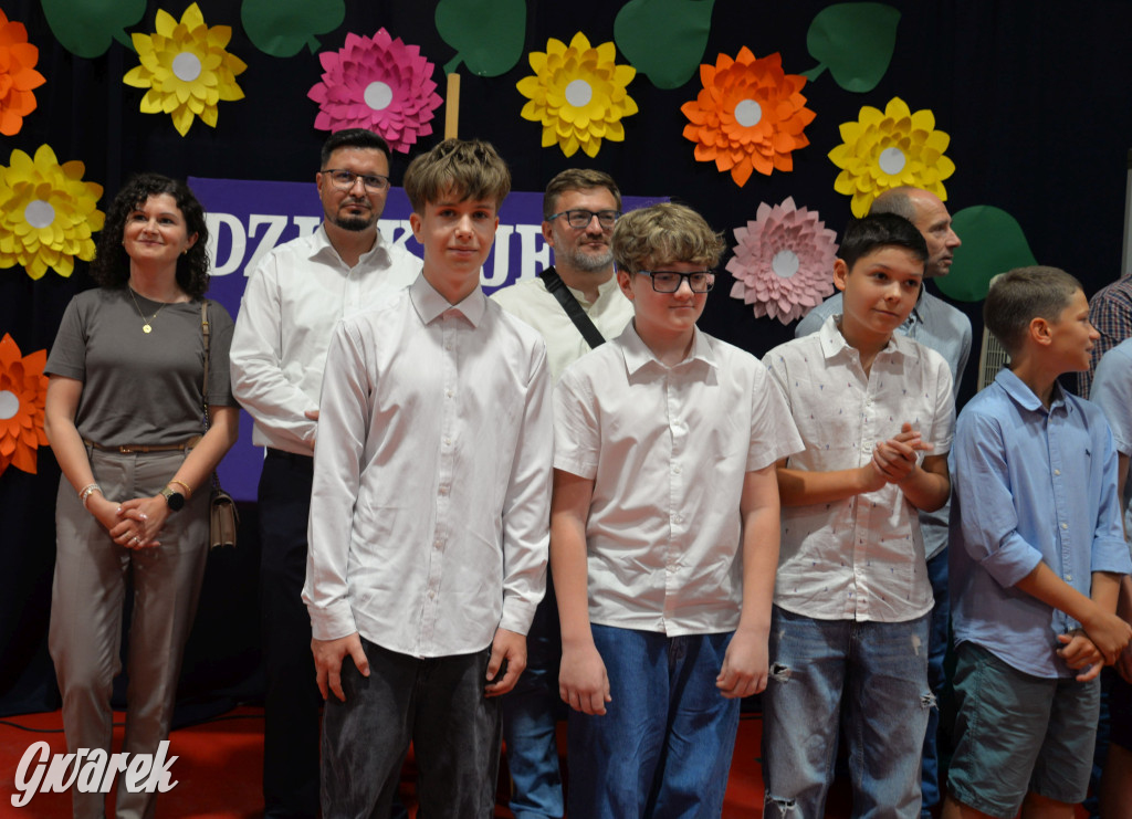 Tarnowskie Góry. Rozdanie świadectw w Trójce