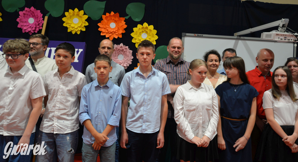 Tarnowskie Góry. Rozdanie świadectw w Trójce