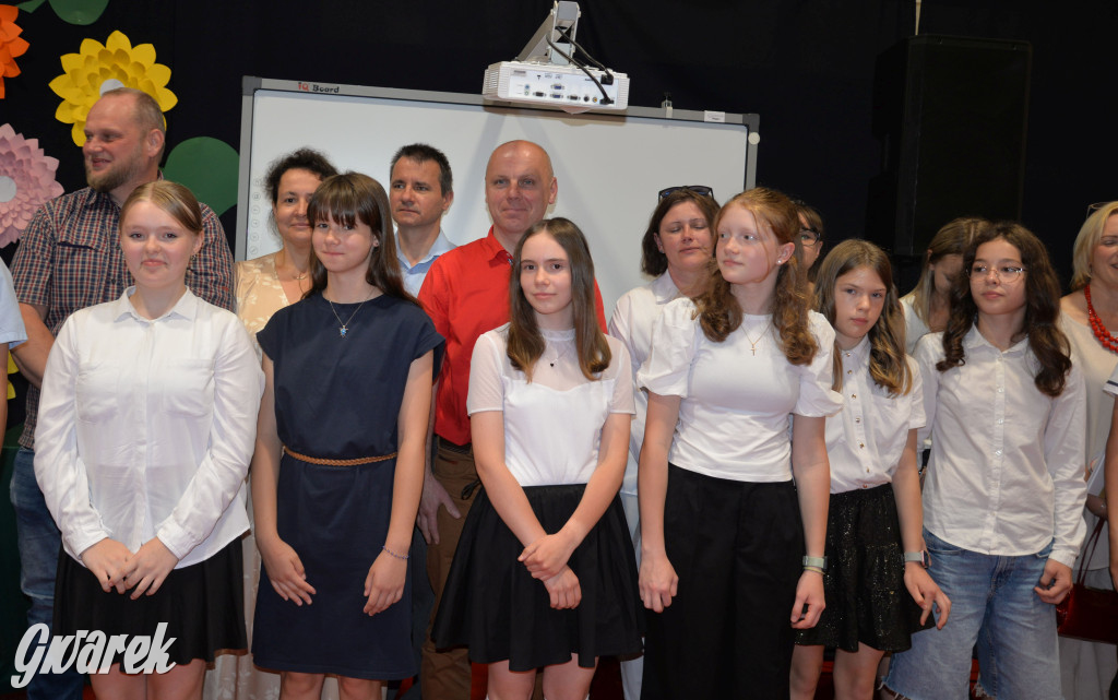 Tarnowskie Góry. Rozdanie świadectw w Trójce