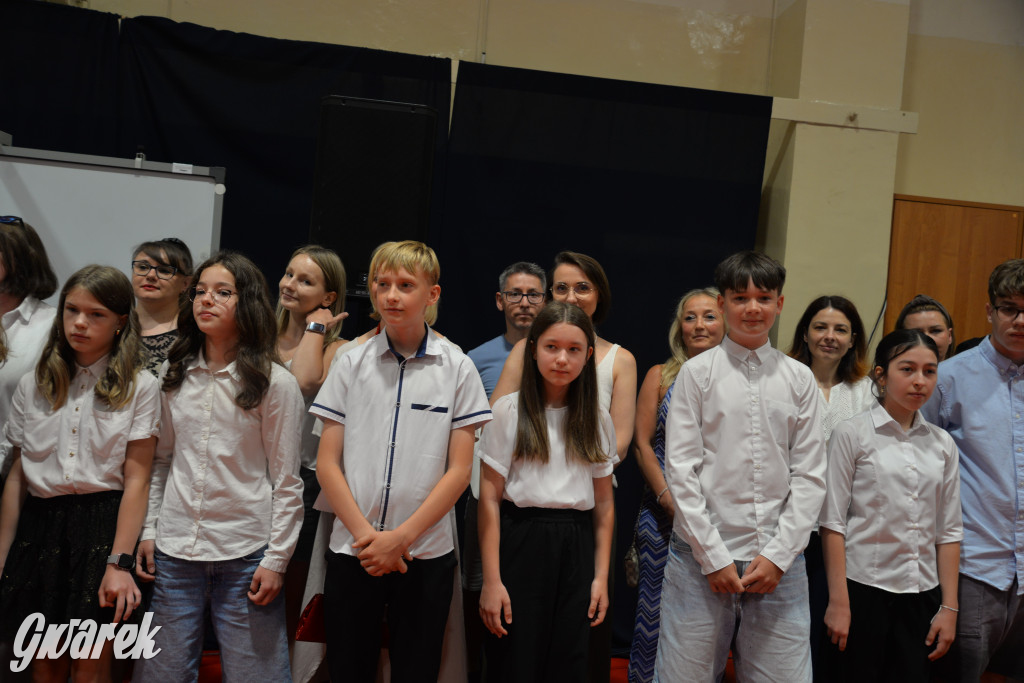 Tarnowskie Góry. Rozdanie świadectw w Trójce