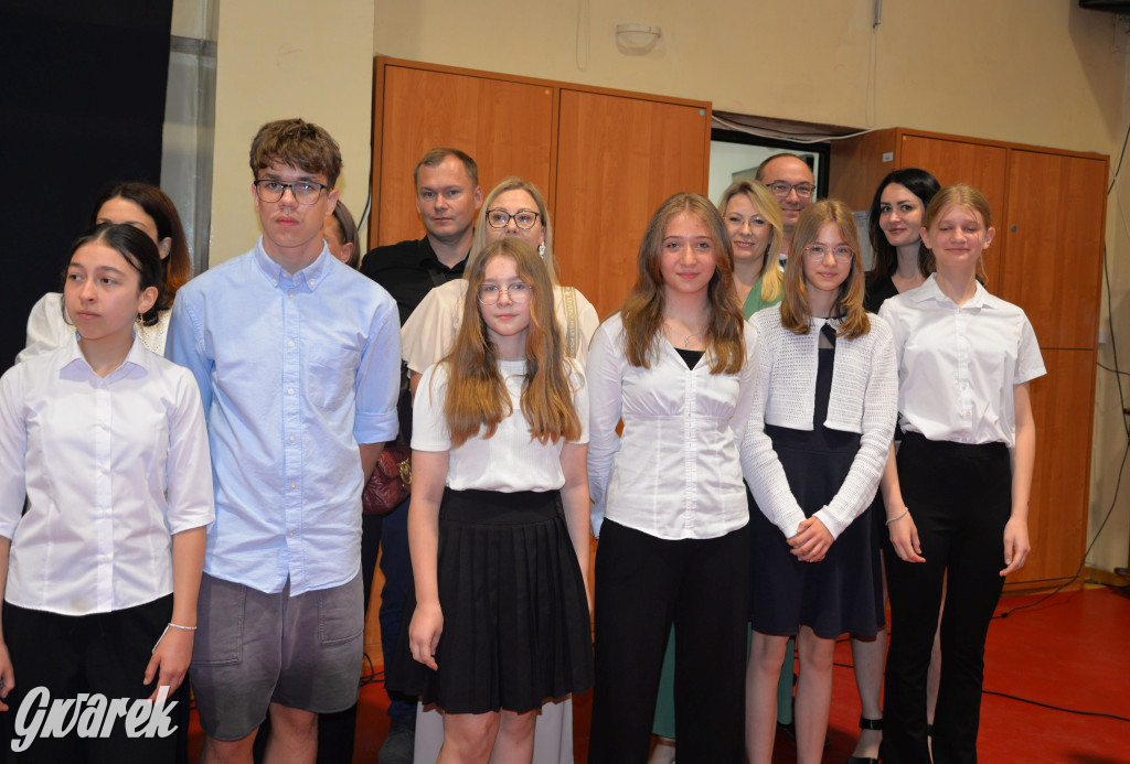 Tarnowskie Góry. Rozdanie świadectw w Trójce