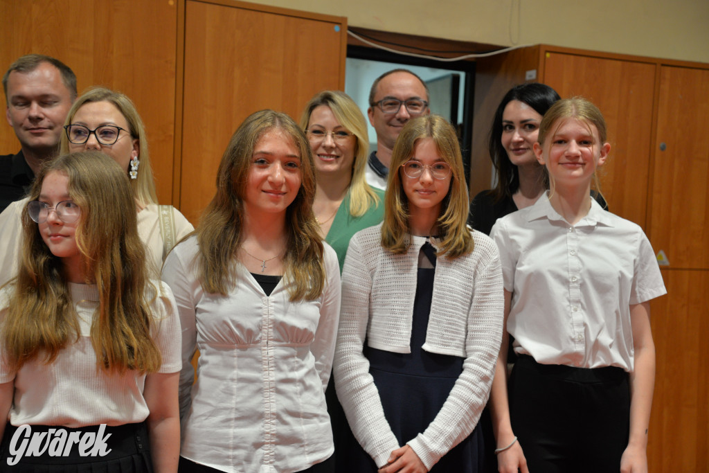 Tarnowskie Góry. Rozdanie świadectw w Trójce