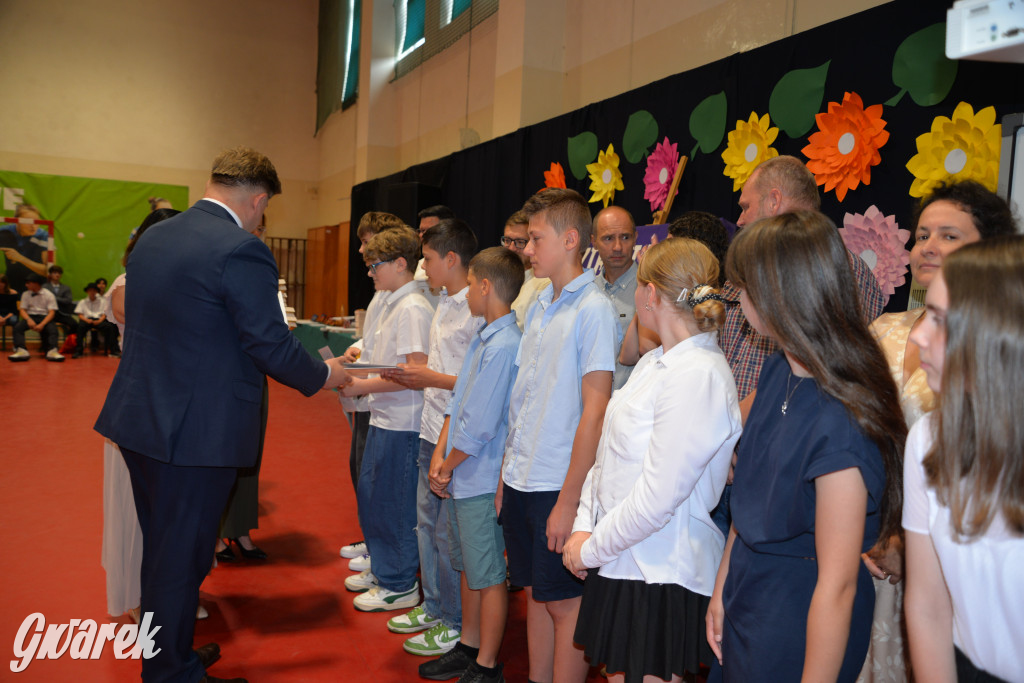 Tarnowskie Góry. Rozdanie świadectw w Trójce