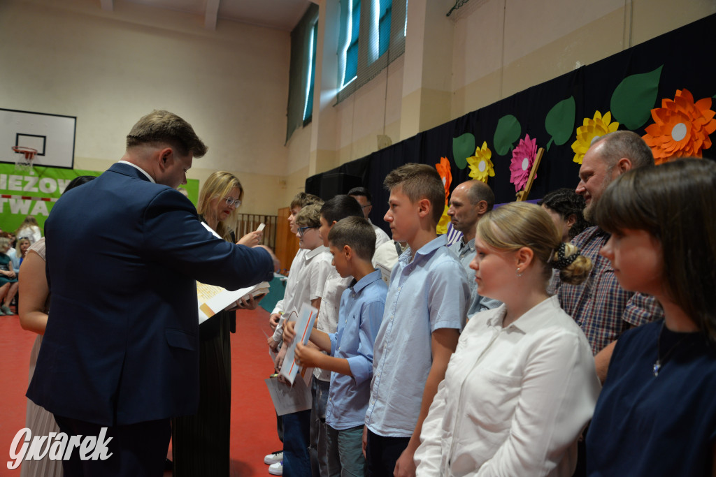 Tarnowskie Góry. Rozdanie świadectw w Trójce