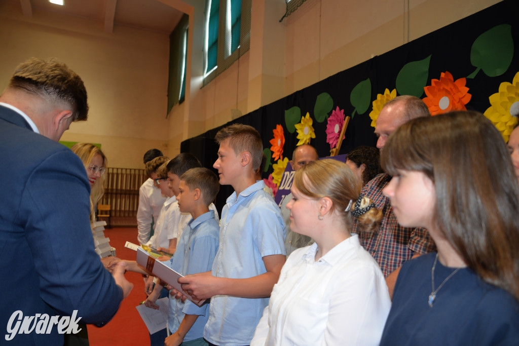 Tarnowskie Góry. Rozdanie świadectw w Trójce