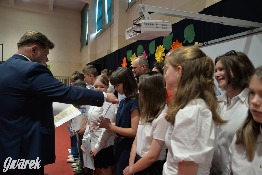 Tarnowskie Góry. Rozdanie świadectw w Trójce