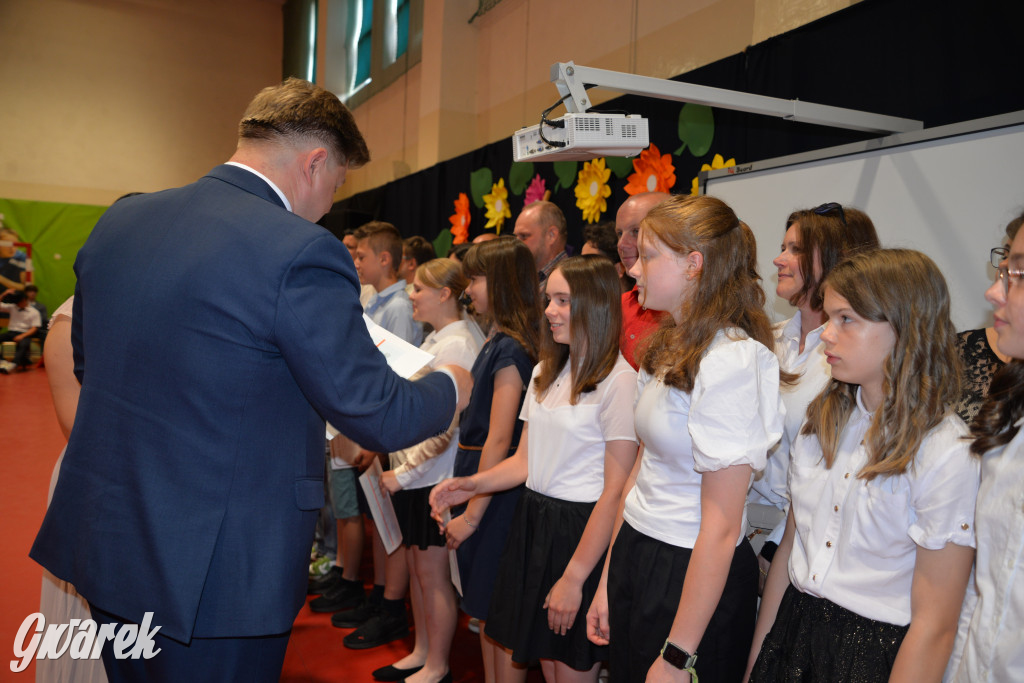 Tarnowskie Góry. Rozdanie świadectw w Trójce