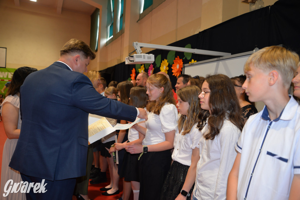 Tarnowskie Góry. Rozdanie świadectw w Trójce