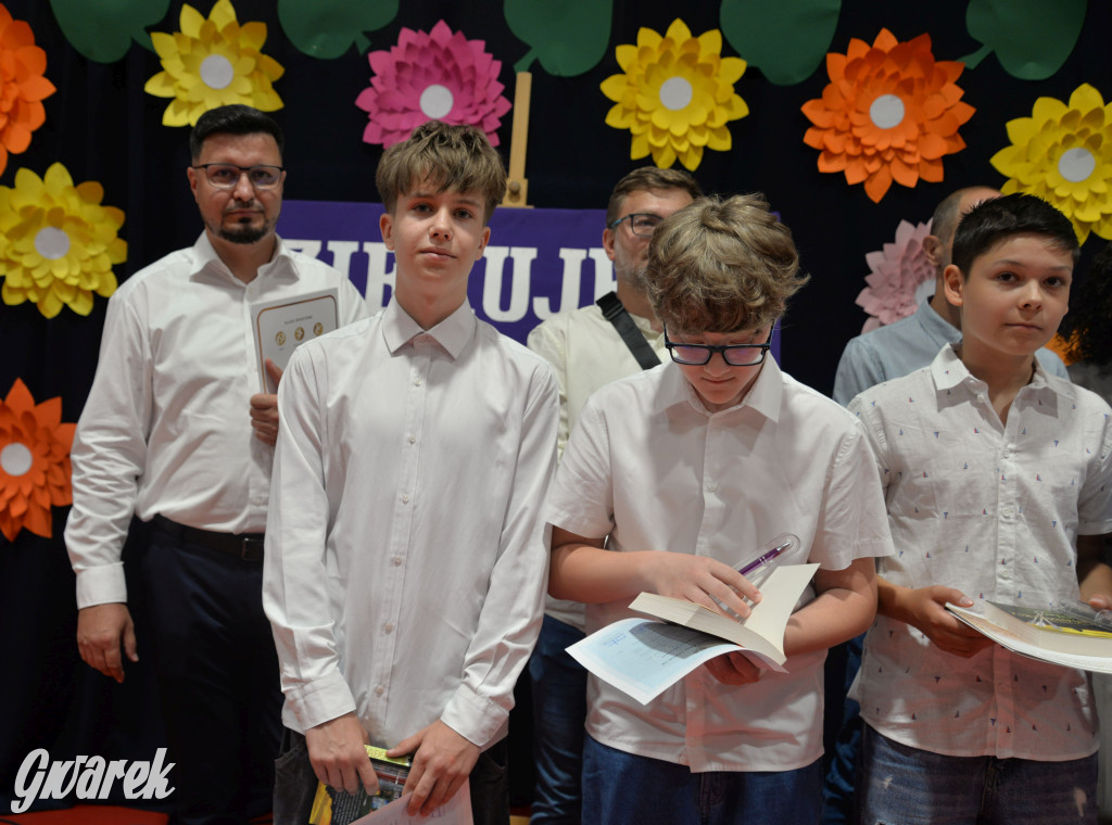 Tarnowskie Góry. Rozdanie świadectw w Trójce