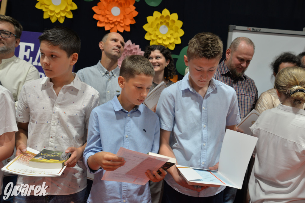 Tarnowskie Góry. Rozdanie świadectw w Trójce