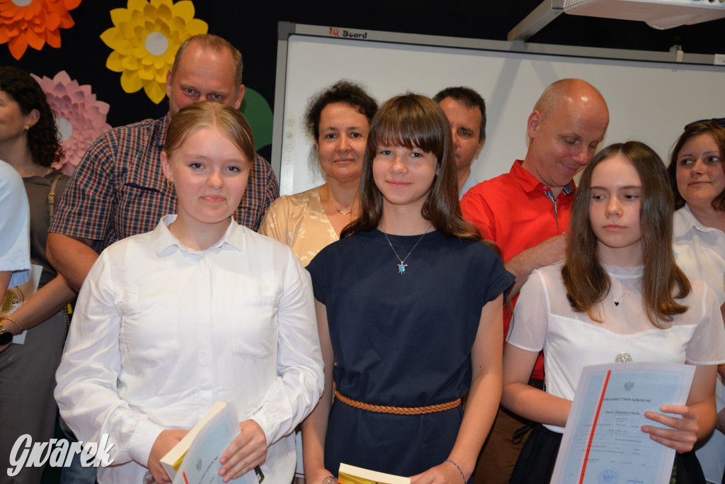 Tarnowskie Góry. Rozdanie świadectw w Trójce