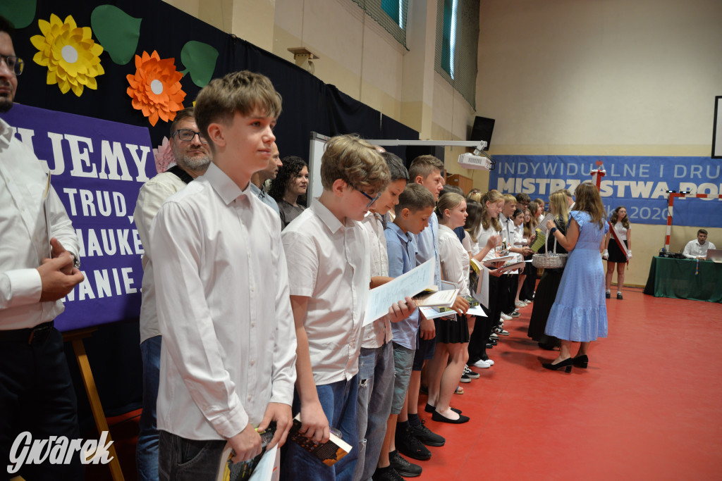 Tarnowskie Góry. Rozdanie świadectw w Trójce