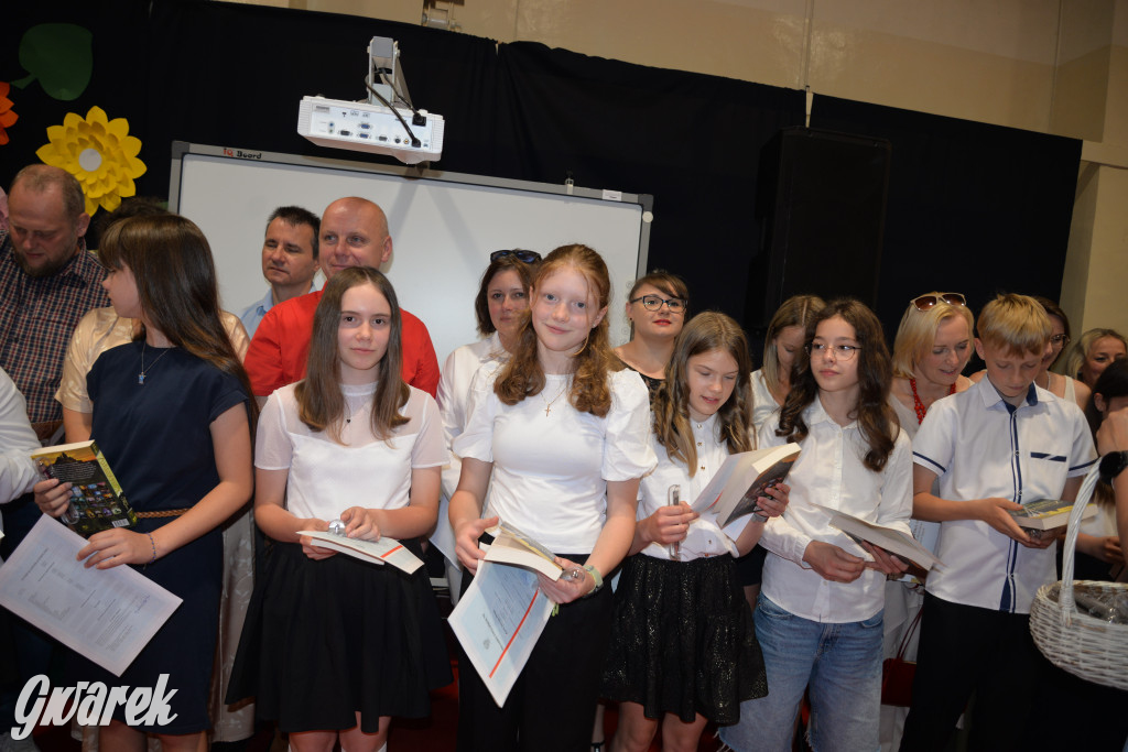 Tarnowskie Góry. Rozdanie świadectw w Trójce