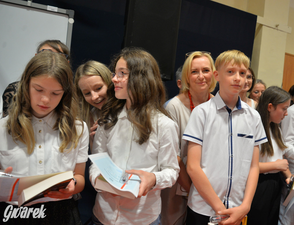 Tarnowskie Góry. Rozdanie świadectw w Trójce