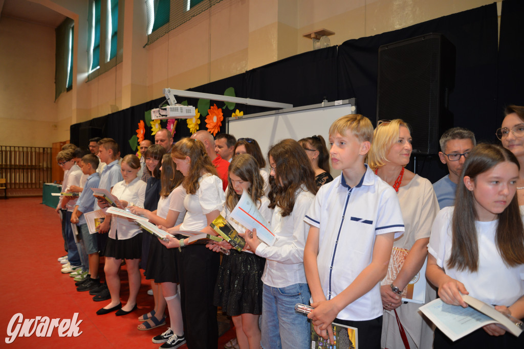 Tarnowskie Góry. Rozdanie świadectw w Trójce